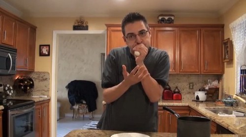 男子视频展示剥蛋壳神技 轻轻一吹蛋壳剥落 男子视频展示剥蛋壳神技 轻轻一吹蛋壳剥落