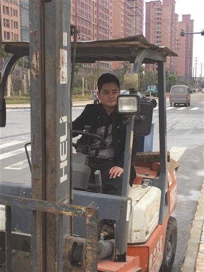 越野车自燃殃及邻车 “叉车哥”挺身移车走红网络1 越野车自燃殃及邻车 “叉车哥”挺身移车走红网络1