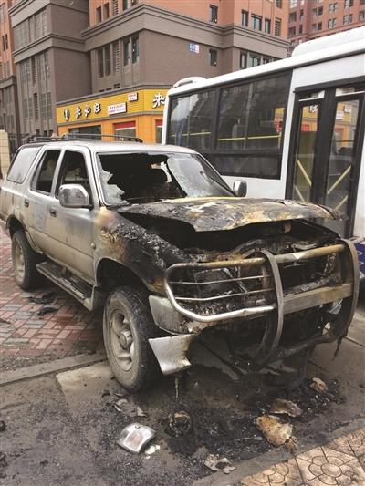 越野车自燃殃及邻车 “叉车哥”挺身移车走红网络2 越野车自燃殃及邻车 “叉车哥”挺身移车走红网络2