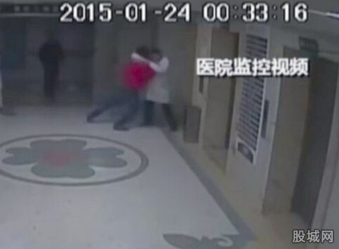 医生和患者朋友打斗-摔进电梯井双双坠亡2