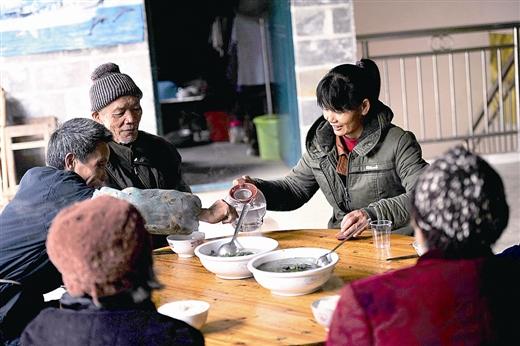 村妇十年如一日敬老助残 老人喊她“爱心妈妈”1 村妇十年如一日敬老助残 老人喊她“爱心妈妈”1