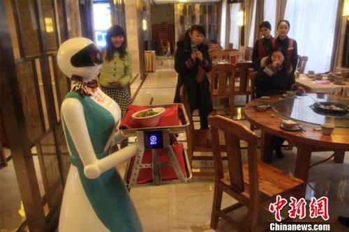 图为机器人服务员正在为客人服务。　戴璐　摄