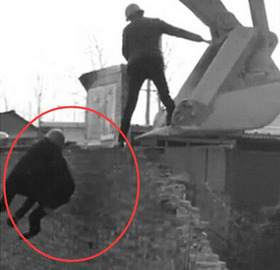 河南焦作现震撼强拆视频 谁拦谁死漠视生命土匪仗的谁的势(图) 河南焦作现震撼强拆视频 谁拦谁死漠视生命土匪仗的谁的势(图)