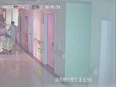 婴儿轮椅上出生坠地-被护士倒悬拖行十几米2 婴儿轮椅上出生坠地-被护士倒悬拖行十几米2