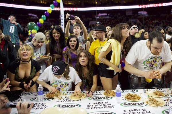 2015年1月30日，美国费城，当地举办一年一度的吃鸡翅大赛，一群“最佳吃货”展开激烈角逐。