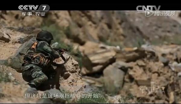 武警官兵向暴恐分子发起政治攻势，劝其投降。