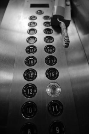 两年来，广州共发生万余宗电梯困人事件，平均每天解救38人。 宋文辉 摄