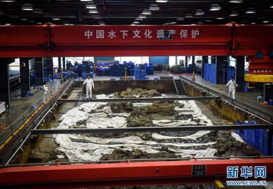 　在广东阳江“南海一号”博物馆，考古工作者每天都要定时向沉船船体木质结构喷洒特制药水加以?；?。从考古学角度来看，对沉船船体的研究意义甚至大于船上的这些南宋瓷器。