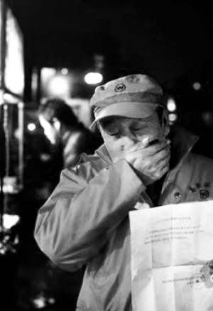 环卫工烤火取暖被辞退 处理意见书送达前未沟通1 环卫工烤火取暖被辞退 处理意见书送达前未沟通1