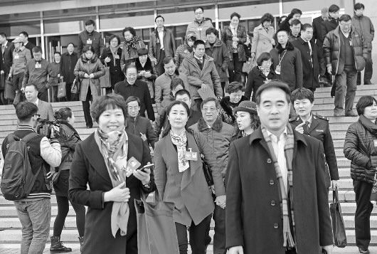 1月31日,省政协十一届三次会议闭幕后,政协委员走出会场。 本报记者 周青先 摄