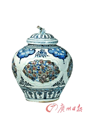 元 青花釉里红开光镂花盖罐 元 青花釉里红开光镂花盖罐