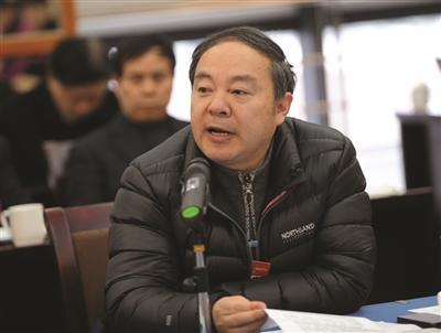 省政协委员、南京外国语学校校长邹正对高考(课程)方案提建议。 吴俊 摄