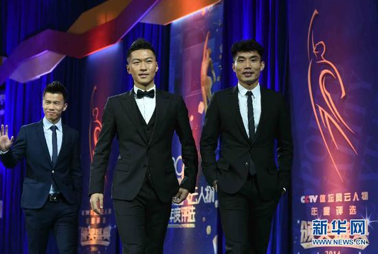 2月1日，中国国家男子足球队队员郑智、吴曦、孙可（从右到左）在颁奖典礼红毯仪式上。当日，“2014CCTV体坛风云人物年度评选”颁奖典礼在京举行。 新华社记者公磊摄
