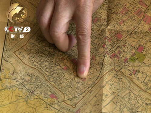 薛冰为记者图解真实历史遗迹  薛冰为记者图解真实历史遗迹