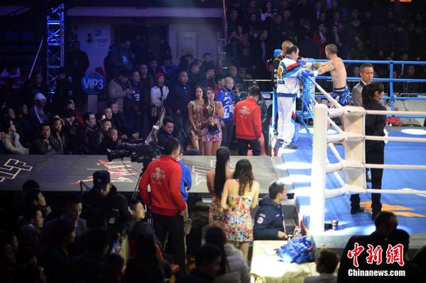 　举牌女郎手拿奖杯准备做颁奖礼仪。中新社发 稻草 摄 图片来源：CNSPHOTO