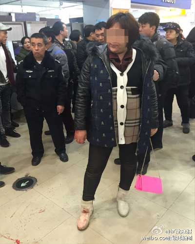 沈阳一女子因口角骑打68岁老太 大喊我眼镜三万多1 沈阳一女子因口角骑打68岁老太 大喊我眼镜三万多1