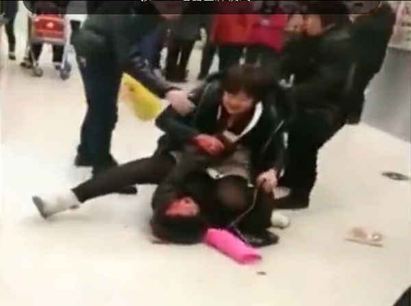 沈阳一女子因口角骑打68岁老太 大喊我眼镜三万多2 沈阳一女子因口角骑打68岁老太 大喊我眼镜三万多2