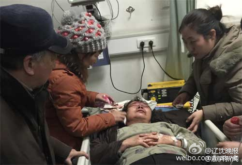 沈阳一女子因口角骑打68岁老太 大喊我眼镜三万多4 沈阳一女子因口角骑打68岁老太 大喊我眼镜三万多4