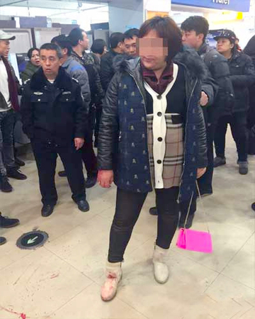 沈阳一妇女超市骑打老太-大喊“我眼镜三万多”5 沈阳一妇女超市骑打老太-大喊“我眼镜三万多”5
