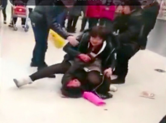 沈阳一妇女超市骑打老太-大喊“我眼镜三万多”4 沈阳一妇女超市骑打老太-大喊“我眼镜三万多”4