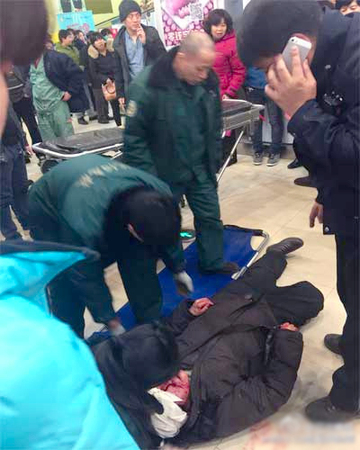 沈阳一妇女超市骑打老太-大喊“我眼镜三万多”3 沈阳一妇女超市骑打老太-大喊“我眼镜三万多”3