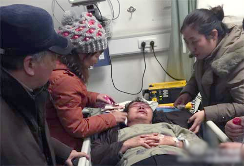 沈阳一妇女超市骑打老太-大喊“我眼镜三万多”2 沈阳一妇女超市骑打老太-大喊“我眼镜三万多”2