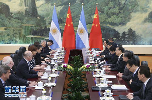 2月5日，国务院总理李克强在北京人民大会堂会见阿根廷总统克里斯蒂娜。 新华社记者 庞兴雷 摄2