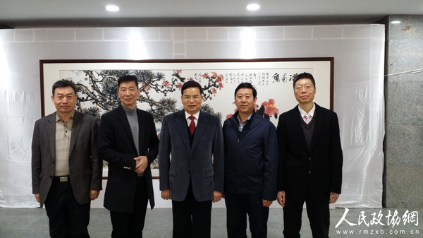 广东省政协副主席梁伟发（中）、广东省政协社法委专职副主任王少勇（右一）等到场祝贺并留影。