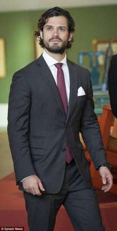 　　瑞典王子卡尔-菲利普是个有故事的人。他曾经在参加赛车比赛时车辆失控险些出事，曾经在戛纳度假时参加彻夜狂欢派对被人打了耳光，还曾经因为护照忘在旅馆而错过航班，单枪匹马一个人飞往美国，而入关的时候美国警方却怎么也不相信这位瑞典王子会独自来美国。