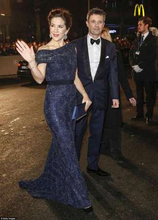 并不是所有发生在现实王子公主之间的爱情故事都像童话里一样甜蜜。丹麦王储弗雷德里克并不怎么喜欢他的王妃玛丽，一度有相当多的婚外绯闻，这些不光彩的故事甚至还被拍成电影即将搬上银幕。