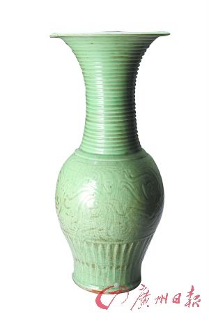 元龙泉窑青釉划花缠枝莲纹凤尾瓶 元龙泉窑青釉划花缠枝莲纹凤尾瓶