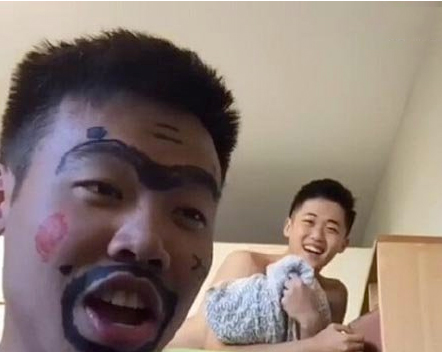 室友浓妆恶搞狼的诱惑-身后上铺小哥抢镜走红6