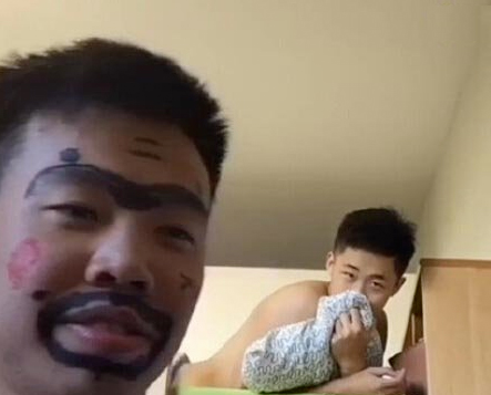 室友浓妆恶搞狼的诱惑-身后上铺小哥抢镜走红3