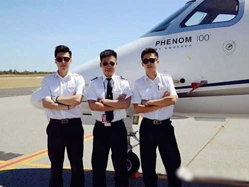 室友浓妆恶搞狼的诱惑-身后上铺小哥抢镜走红2