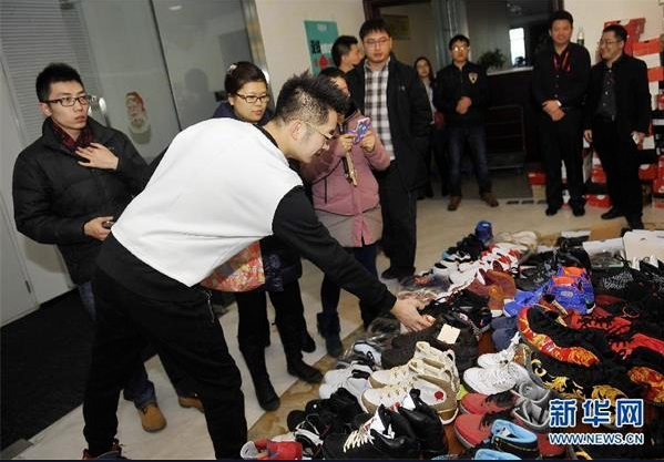 小伙为婚房典当球鞋换百万首付6 小伙为婚房典当球鞋换百万首付6