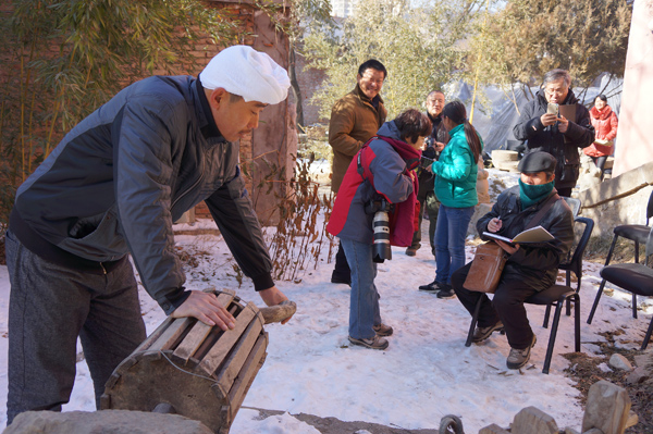 于志学老师在一口水井旁人物写生 于志学老师在一口水井旁人物写生