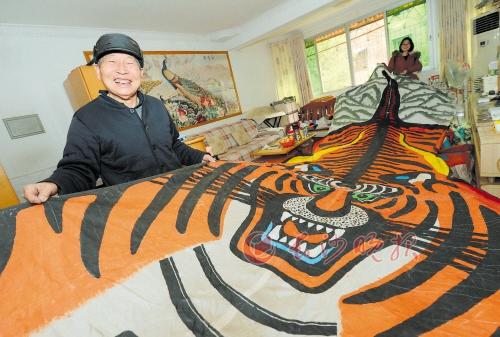 77岁爹爹痴迷做风筝 77岁爹爹痴迷做风筝