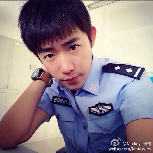 上铺小哥抢镜走红 “小鲜肉”原来是名飞行员3 上铺小哥抢镜走红 “小鲜肉”原来是名飞行员3