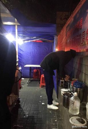 别人家的楼下!炒年糕小哥酷帅走红