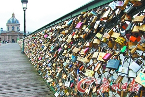 巴黎情人桥上锁满“同心锁” 巴黎情人桥上锁满“同心锁”