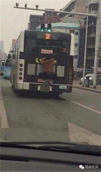 湖北一男子如壁虎扒在公交车1 湖北一男子如壁虎扒在公交车1