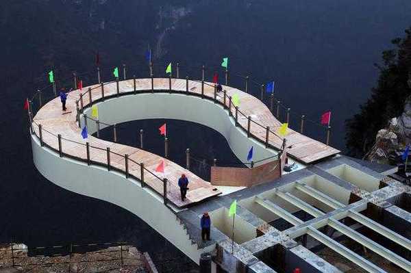 2月11日，重庆云阳龙缸景区悬挑玻璃景观廊桥最后一块玻璃顶推成功，被誉为世界第一悬挑玻璃景观廊桥正式建成，比举世闻名的美国科罗拉多大峡谷玻璃廊桥悬挑还长5米多，将成为重庆旅游一大亮点，预计今年5月对外开放。图为廊桥推举成功。