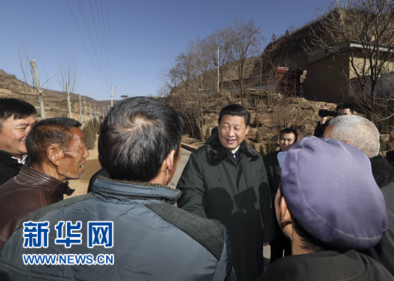 习近平回梁家河村看望父老乡亲1 习近平回梁家河村看望父老乡亲1
