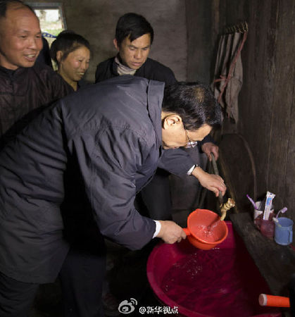 李克强进山看望侗寨贫困户11