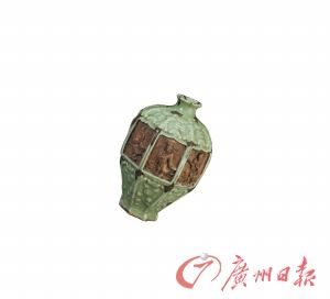 元龙泉窑青釉褐斑露胎贴花八仙纹梅瓶 元龙泉窑青釉褐斑露胎贴花八仙纹梅瓶