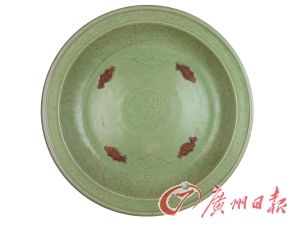 元龙泉窑青釉刻划花塑贴四鱼纹折沿大盘 元龙泉窑青釉刻划花塑贴四鱼纹折沿大盘
