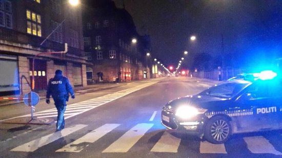 当地警察在附近街道设置检查点 当地警察在附近街道设置检查点