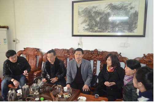 谷守满(左四)一行与中共苍梧县委常委统战部长李联强(左三)座谈 谷守满(左四)一行与中共苍梧县委常委统战部长李联强(左三)座谈