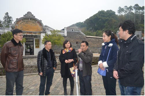 民革辽宁省直工委与民革苍梧县委会同志在李济深故居前交流 民革辽宁省直工委与民革苍梧县委会同志在李济深故居前交流