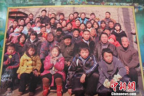 平木虎与张新妞的大家庭合影。　朱清　摄